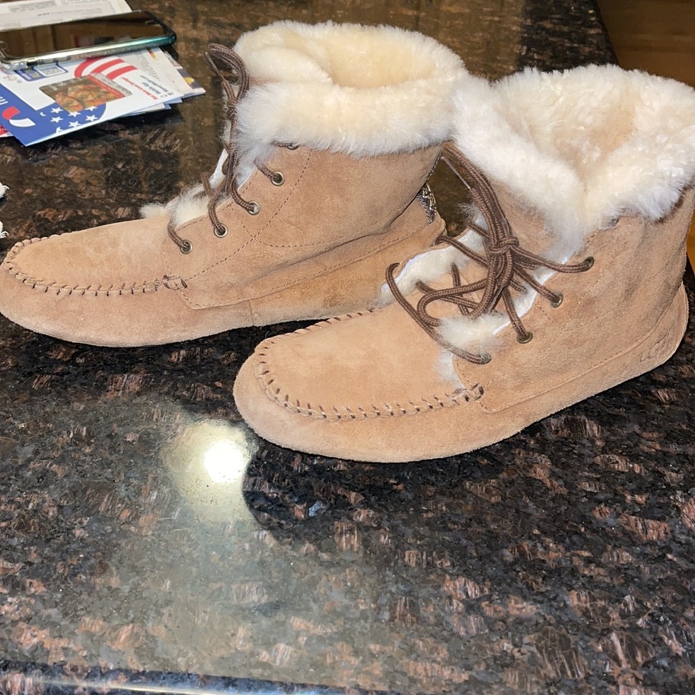 Uggs - image 2